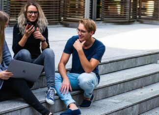 praktik utomlands studenter i trappa